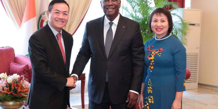 Côte d’Ivoire : 5 nouveaux Ambassadeurs présentent leurs Lettres de créance au président Ouattara