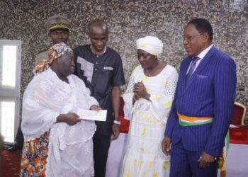 La Ministre Mariatou Koné apporte la compassion de la nation aux victimes des incendies d’Attecoubé , d’Abobo et de Yopougon