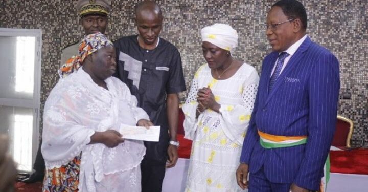 La Ministre Mariatou Koné apporte la compassion de la nation aux victimes des incendies d’Attecoubé , d’Abobo et de Yopougon