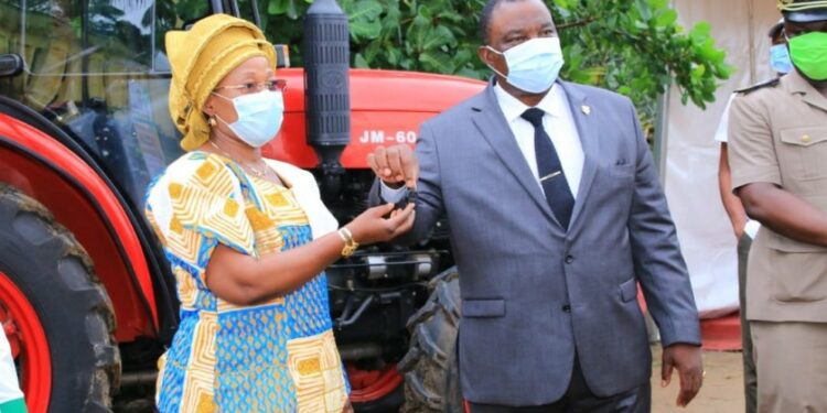Côte d’Ivoire : 20 tracteurs flambant neufs remis à quatre filières agricoles