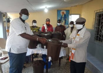 Alépé/Lutte contre le covid 19 : le Dr Gustave Aboua offre des kits aux populations