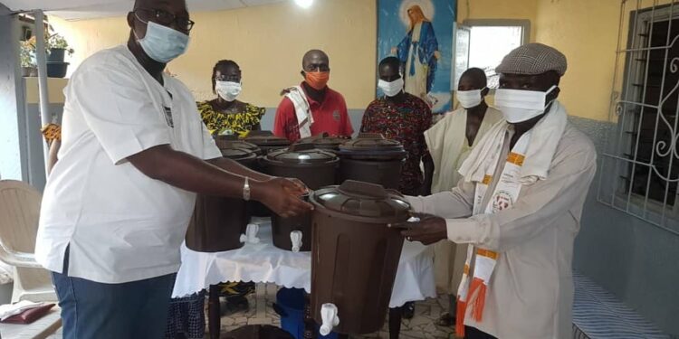 Alépé/Lutte contre le covid 19 : le Dr Gustave Aboua offre des kits aux populations