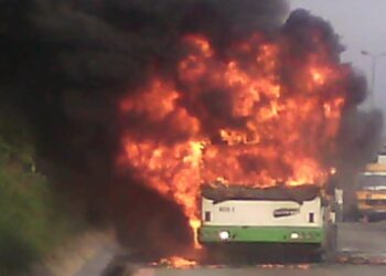 Côte d’Ivoire : Une note très salée pour la Sotra suite aux attaques contre ses autobus.