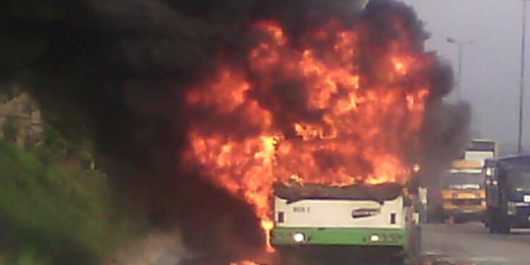 Côte d’Ivoire : Une note très salée pour la Sotra suite aux attaques contre ses autobus.