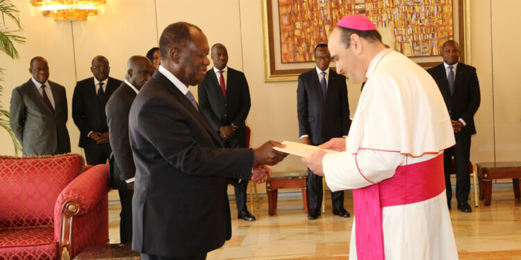 Côte d’Ivoire: 3 nouveaux ambassadeurs présentent leurs lettres de créances au président Alassane Ouattara