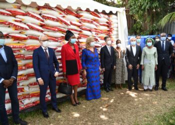 Lutte contre le Covid-19 Dominique Ouattara soulage une centaine d’ONG engagées dans la protection des femmes et des enfants
