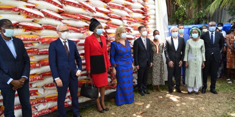 Lutte contre le Covid-19 Dominique Ouattara soulage une centaine d’ONG engagées dans la protection des femmes et des enfants