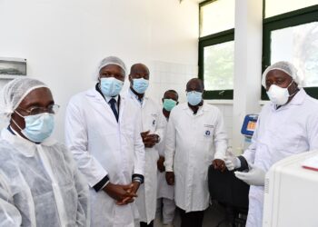 Les photos de la visite du Premier ministre Amadou Gon Coulibaly, des structures intervenant dans la mise en œuvre du plan de riposte sanitaire au Covid-19. (Ph/Primature)