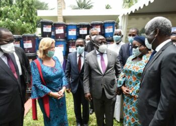 Covid19 : Mme Ouattara offre des produits alimentaires et sanitaires d’une valeur de 230 millions de FCFA