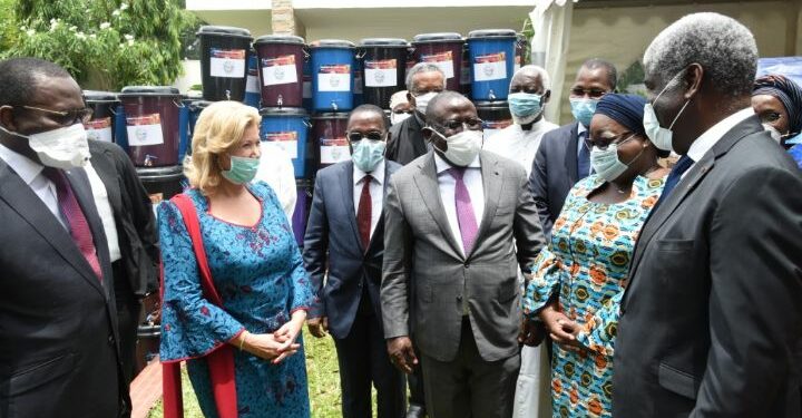 Covid19 : Mme Ouattara offre des produits alimentaires et sanitaires d’une valeur de 230 millions de FCFA
