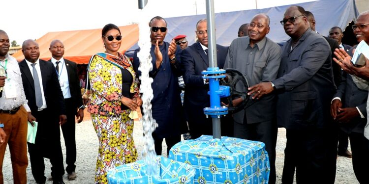 Eau potable : le Premier Ministre Amadou Gon Coulibaly met en service le château d’eau de Dondi pour desservir plusieurs villages