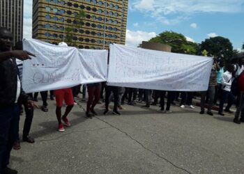 Les étudiants non-inscrits de l’Université Félix Houphouët Boigny ont manifesté au Plateau