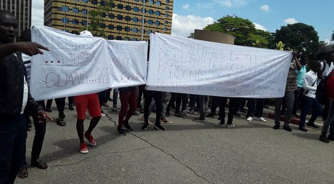 Les étudiants non-inscrits de l’Université Félix Houphouët Boigny ont manifesté au Plateau