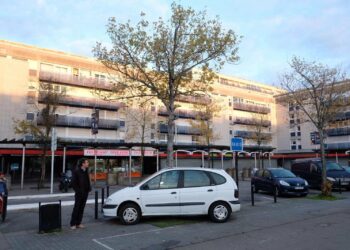 France : Un arbre pousse dans un véhicule dans la ville de Nantes