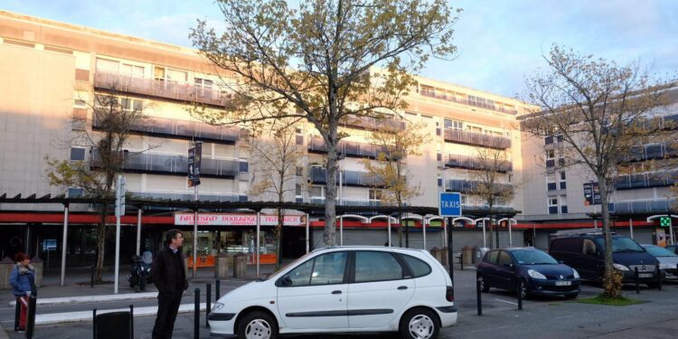 France : Un arbre pousse dans un véhicule dans la ville de Nantes