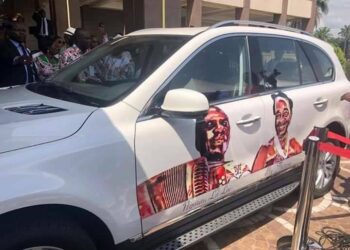 Côte d’Ivoire : Ouattara fait don d&rsquo;un véhicule flambant neuf à Allah Thérèse