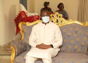 Sakassou : le ministre Sidi Touré rend visite à la Reine des Baoulé AKOUA BONI II