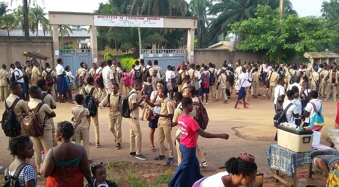 Yamoussoukro/ Pour défaut de tables-blancs : les élèves du lycée mixte 1 débrayent