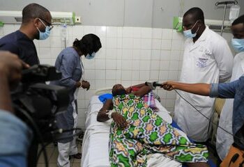 Violences en Côte d’Ivoire : Mariatou Koné au chevet des blessés