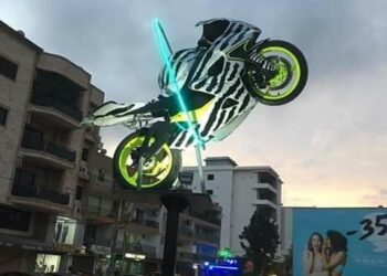 La moto de Dj Arafat immortalisée devant son bar