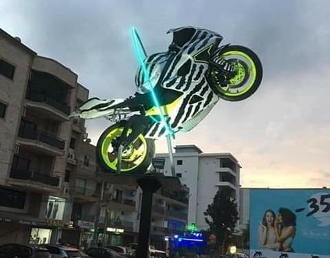 La moto de Dj Arafat immortalisée devant son bar