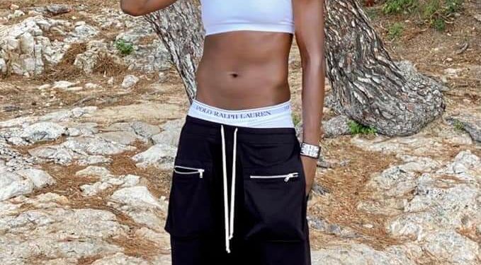 People: Ruth Gbagbi met en valeur ses « tablettes de chocolat » sur la toile