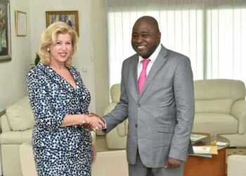 Côte d’Ivoire/Deuil : la première dame rend un dernier hommage à Doumbès