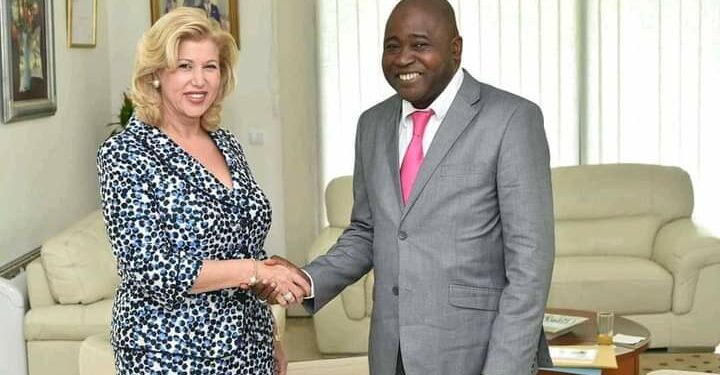 Côte d’Ivoire/Deuil : la première dame rend un dernier hommage à Doumbès