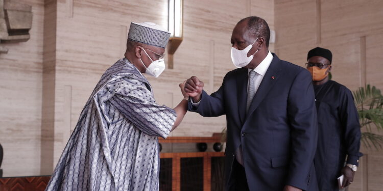 L’entretien du Président Alassane OUATTARA, avec M. Zubairu DADA, Ministre nigérian, délégué aux affaires étrangères. Photos : DR