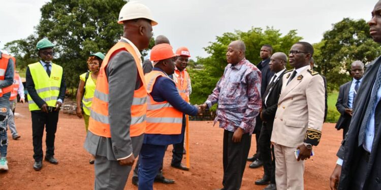 Route : le Premier Ministre Amadou Gon Coulibaly constate le bitumage du tronçon Danané – Frontière de la Guinée