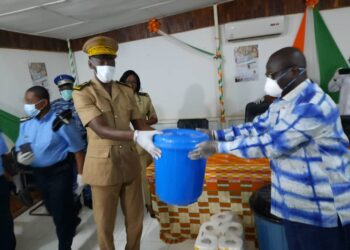 Dabou/Lutte contre le Covid 19: Essis Emmanuel offre des kits de protection aux populations