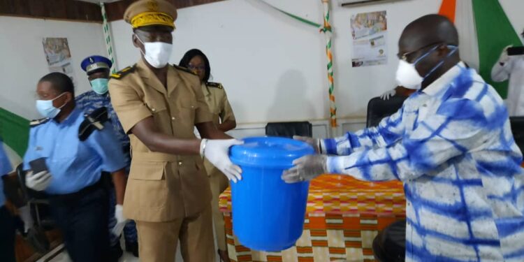 Dabou/Lutte contre le Covid 19: Essis Emmanuel offre des kits de protection aux populations