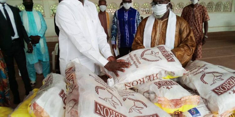 Yamoussoukro/Début du Ramadan : le gouverneur offre des vivres aux musulmans.