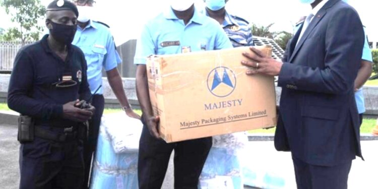 Lutte contre le COVID-19 : le ministre Amadou Koné offre 20 000 masques aux usagers de la route