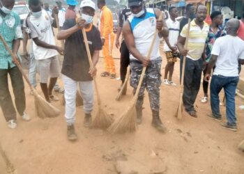 Botro/ Après le retour au calme:Policiers et population mènent une opération de nettoyage des rues