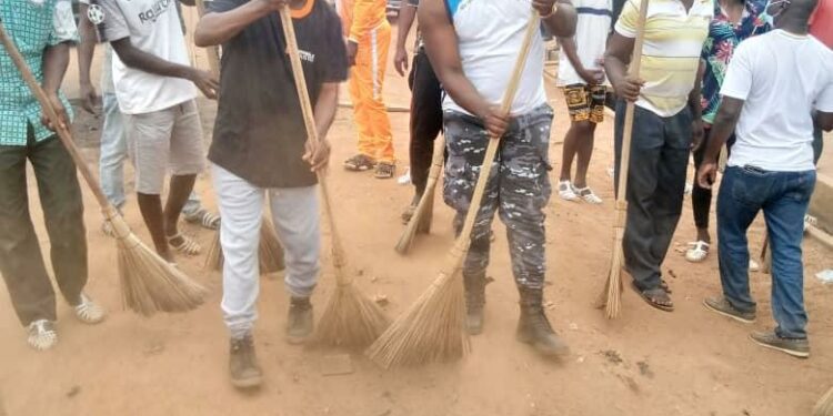 Botro/ Après le retour au calme:Policiers et population mènent une opération de nettoyage des rues