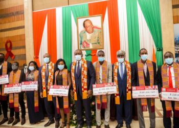 Prix Alassane Ouattara du jeune entrepreneur : 40 lauréats reçoivent des chèques d’un montant total de 200 millions de FCFA.