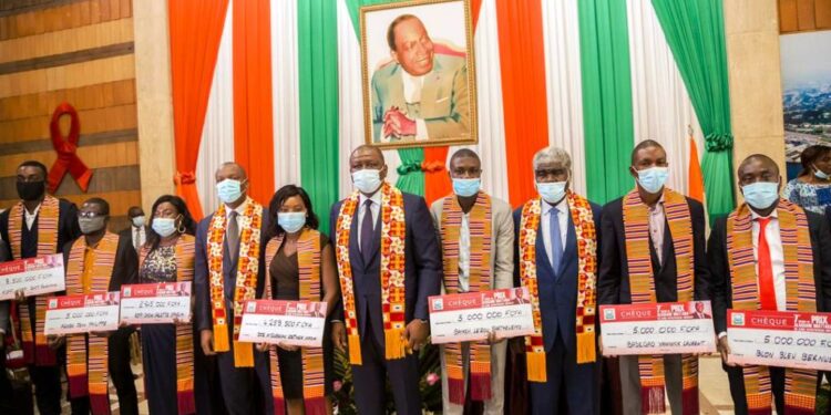 Prix Alassane Ouattara du jeune entrepreneur : 40 lauréats reçoivent des chèques d’un montant total de 200 millions de FCFA.