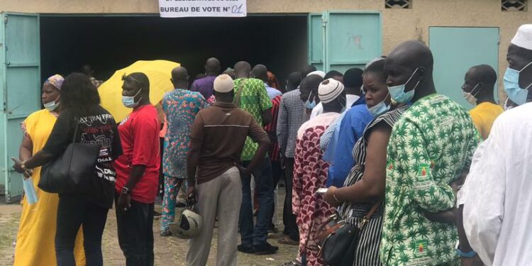 Présidentielle et législatives au Burkina Faso : les électeurs aux urnes