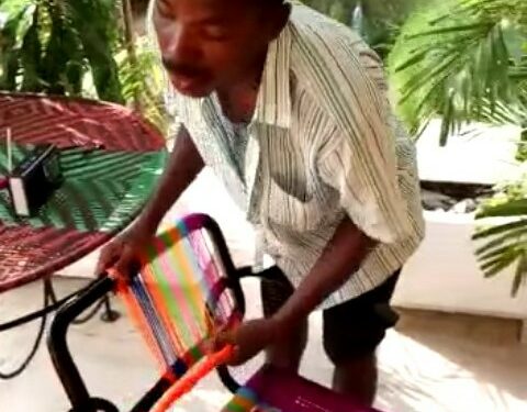 [portrait] Kouadio Georges, tisserand aux doigts de fée malgré l’handicap