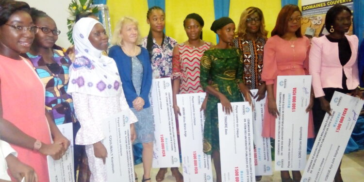 Côte d’Ivoire: Les 20 meilleures étudiantes scientifiques de l’année distinguées par le PASRES