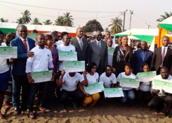 Marcory : 656 jeunes reçoivent des chèques allant de 100.000 à 1.000.000 FCFA  pour financer leurs projets