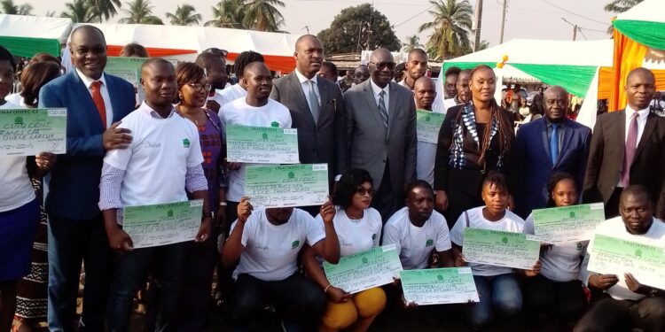 Marcory : 656 jeunes reçoivent des chèques allant de 100.000 à 1.000.000 FCFA  pour financer leurs projets