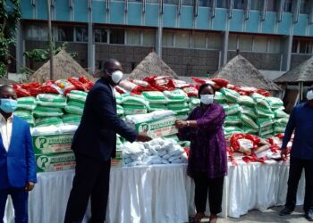 Covid19 : Dominique Ouattara offre des vivres et des produits d’hygiènes d’une valeur de 15 millions aux médias