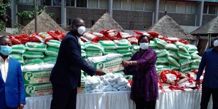 Covid19 : Dominique Ouattara offre des vivres et des produits d’hygiènes d’une valeur de 15 millions aux médias