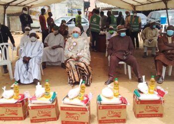 Solidarité Ramadan: Don de kits alimentaires de l’ONG Foi Pour Servir aux familles démunies de Williamsville