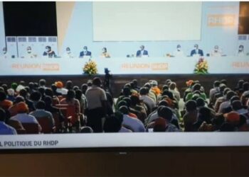 Conseil politique du RHDP : les femmes remettent 70 millions FCFA à chaud à Ouattara pour sa caution et sa campagne