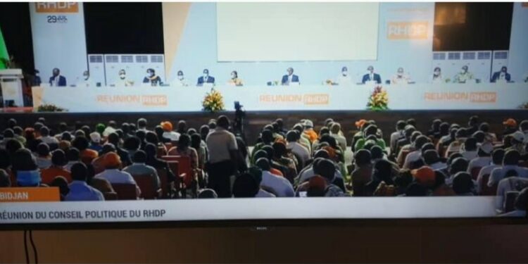 Conseil politique du RHDP : les femmes remettent 70 millions FCFA à chaud à Ouattara pour sa caution et sa campagne