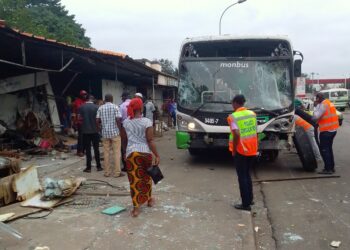 Grave accident au II plateaux vallons: un bus de la sotra détruit le marché fruits