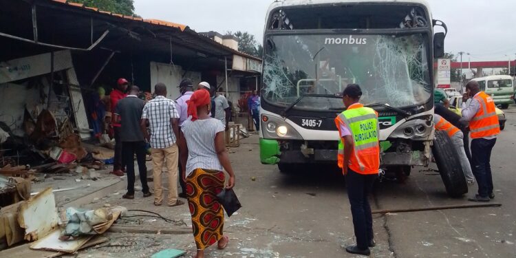Grave accident au II plateaux vallons: un bus de la sotra détruit le marché fruits